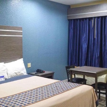 Americas Best Value Inn & Suites Northeast Houston Esterno foto