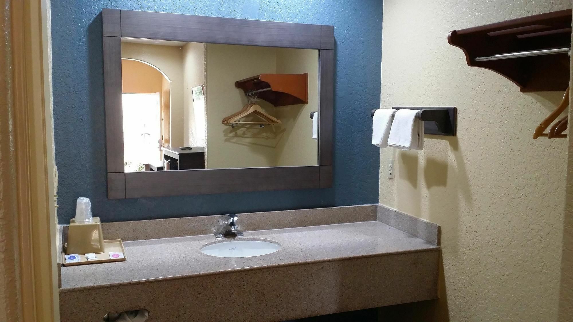 Americas Best Value Inn & Suites Northeast Houston Esterno foto